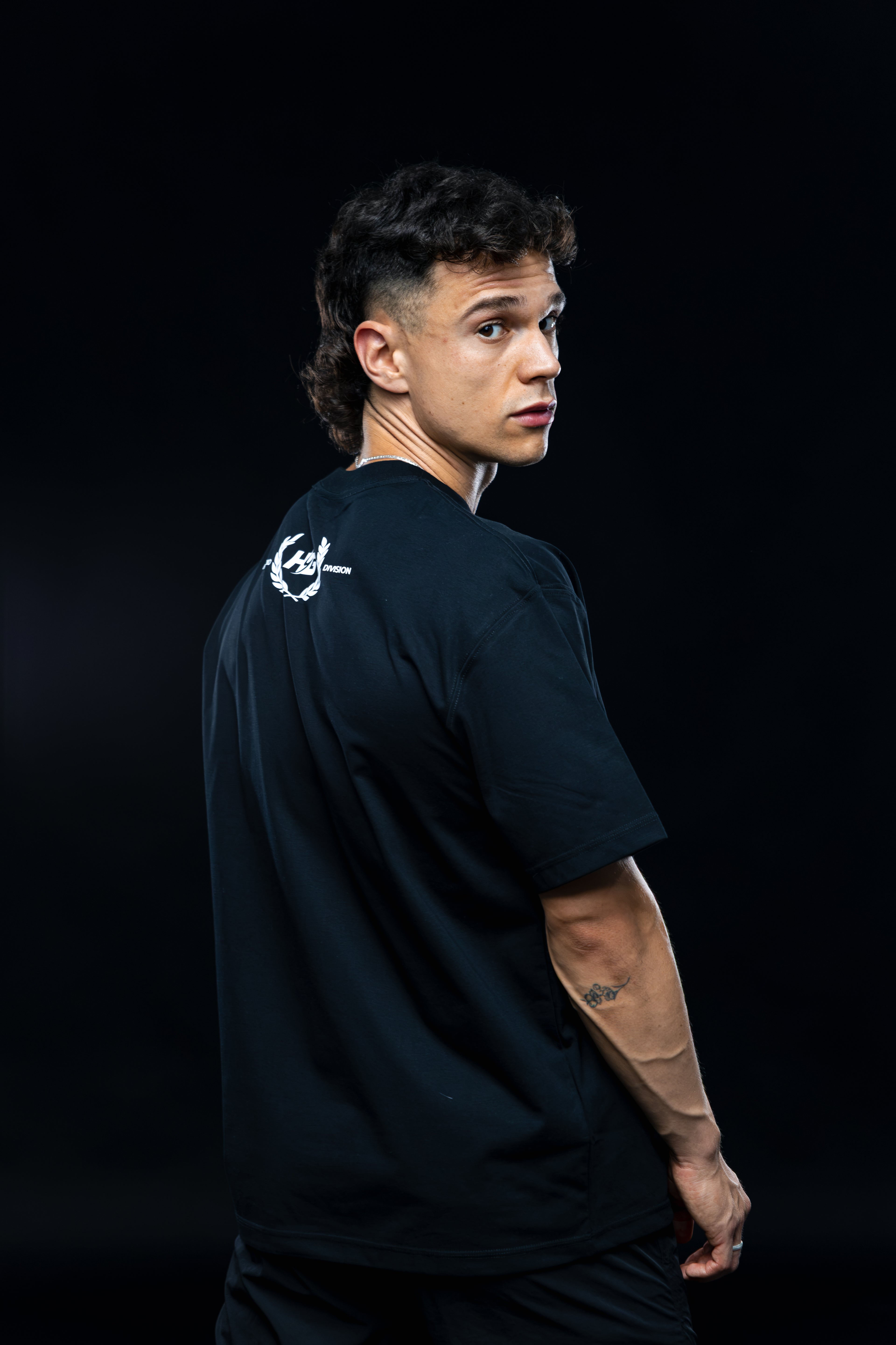 Oversize Motion HYBRID DIVISION - Black